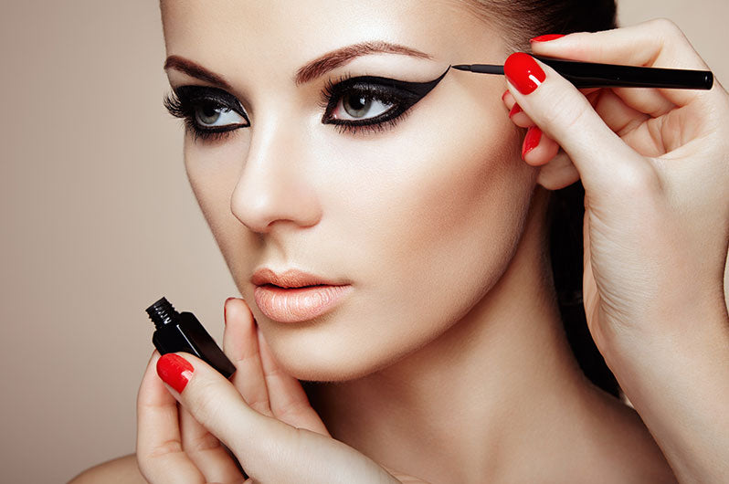 Apply Eyeliner Like a Pro In No Time!