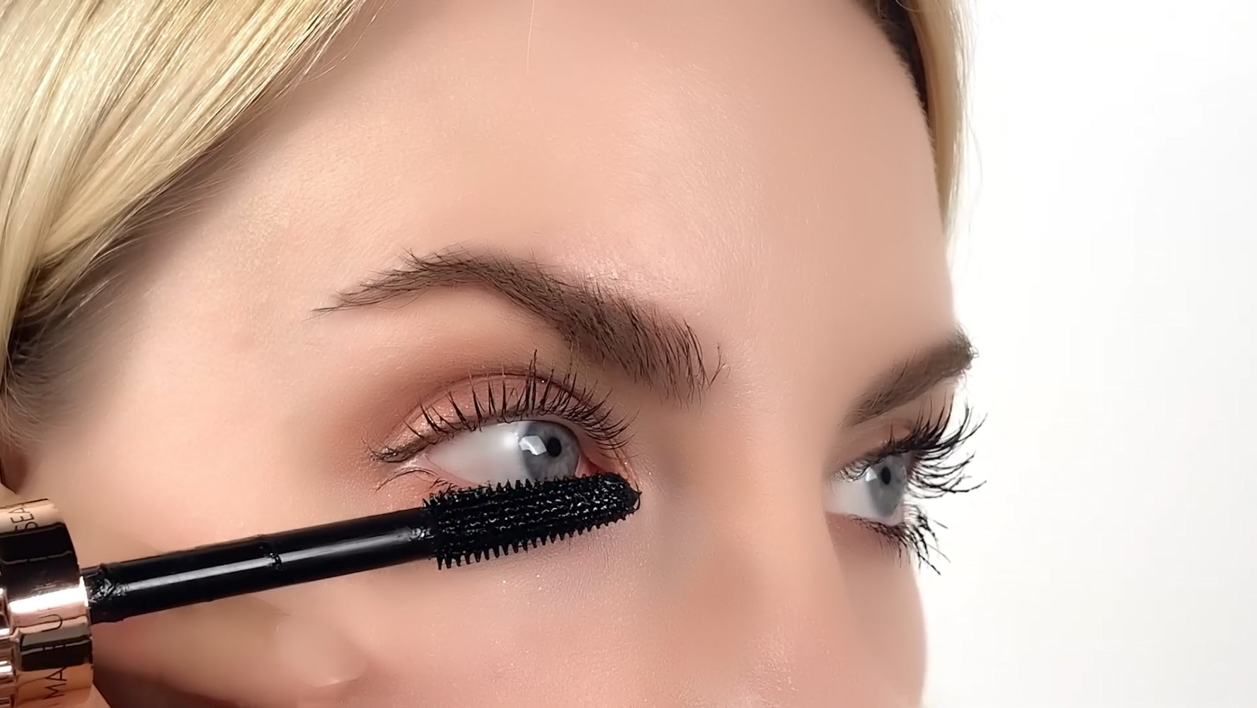 How To Apply Mascara: For Makeup Beginners